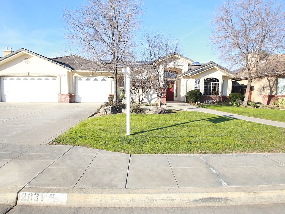 Curb appeal, nice landscape