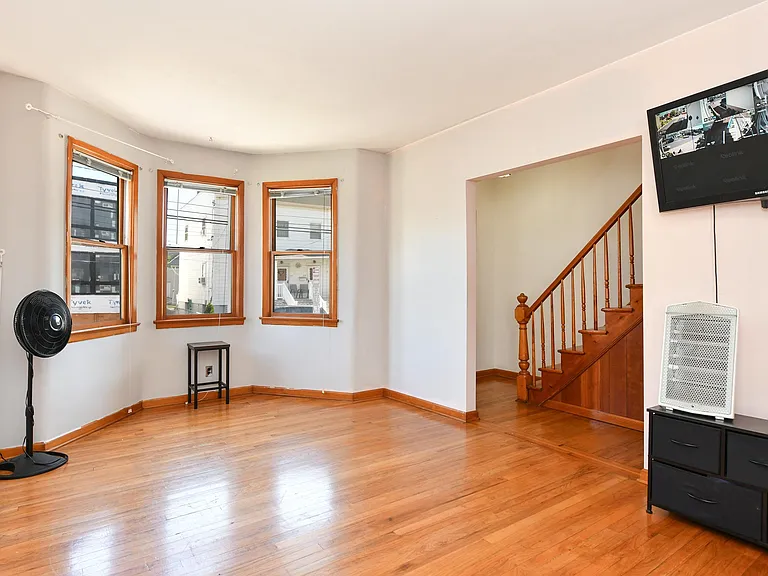 241 Maple St — Photo 5
