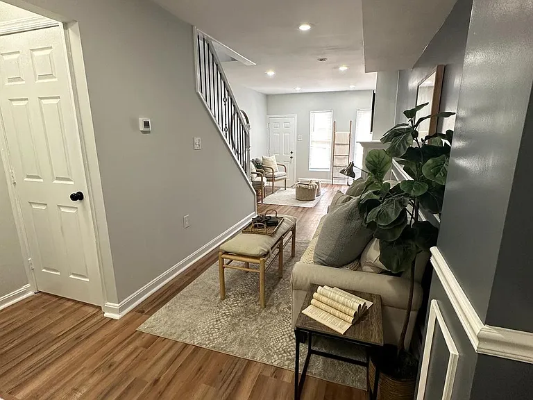 1127 Sargeant St — Photo 10