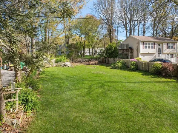 7 Winterberry Rd, Saunderstown, RI 02874