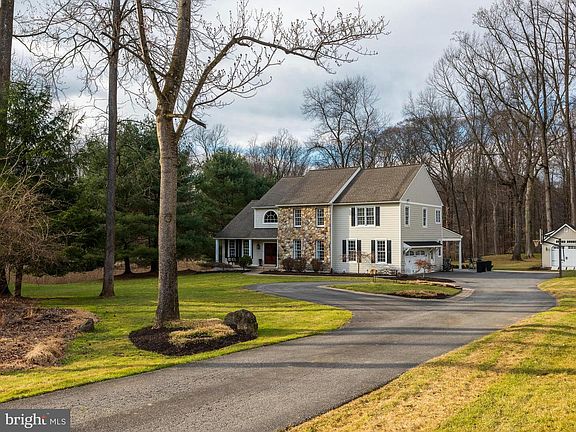 2nd image of 24 Honeysuckle Ct