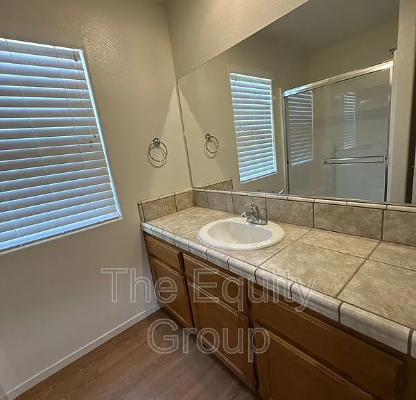 2931 N Crowe St — Photo 12