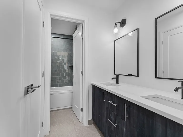 658 Somerset St W — Photo 3