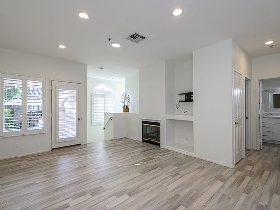 4th image of 2462 Sunningdale Dr