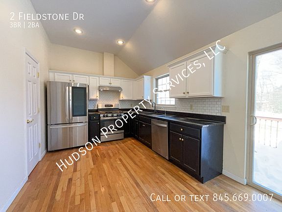 3rd image of 2 Fieldstone Dr