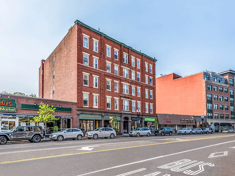 Steps away from your favorite restaurant and retailers on Washington Street.