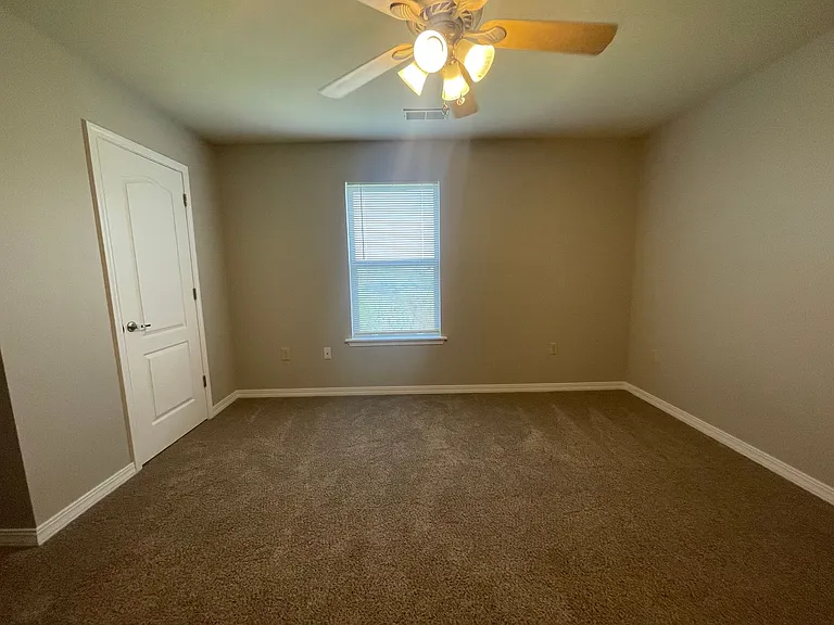 240 Toni Ln #D — Photo 12