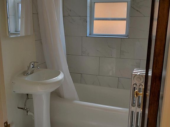 4th image of 1528 W Pratt Blvd APT 211