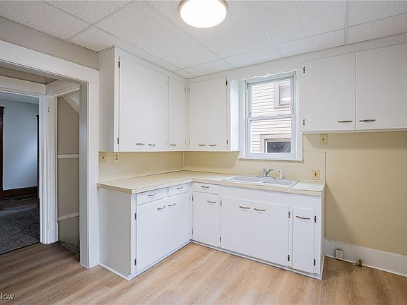 5th image of 1909 Maple Ave NE