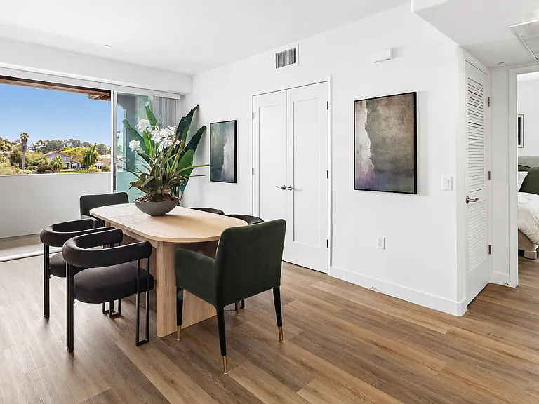 Avia La Jolla — Photo 17