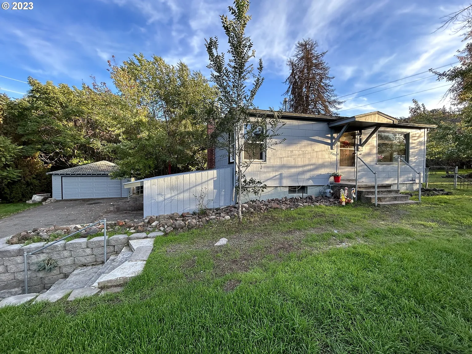 2500 Mount Hood St photo 1