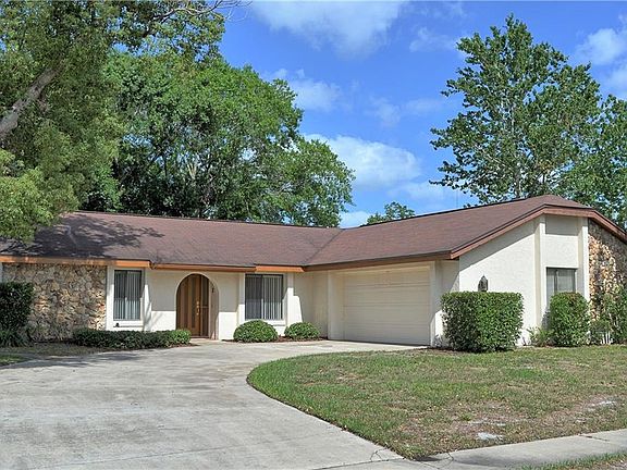 2nd image of 2465 Pine Tree Circle Dr