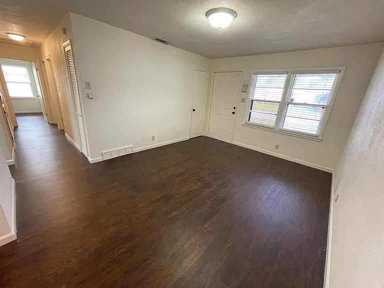4749 Laverda Dr — Photo 18