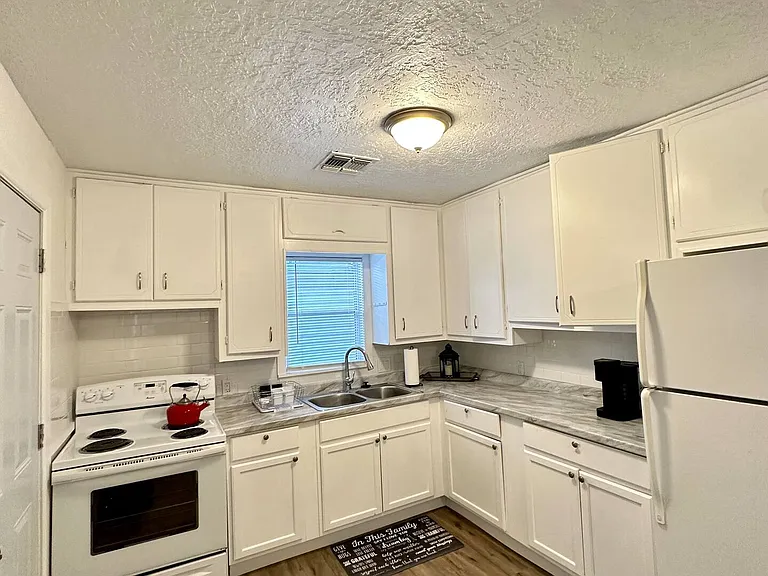1212 NW Bessie Ave — Photo 8