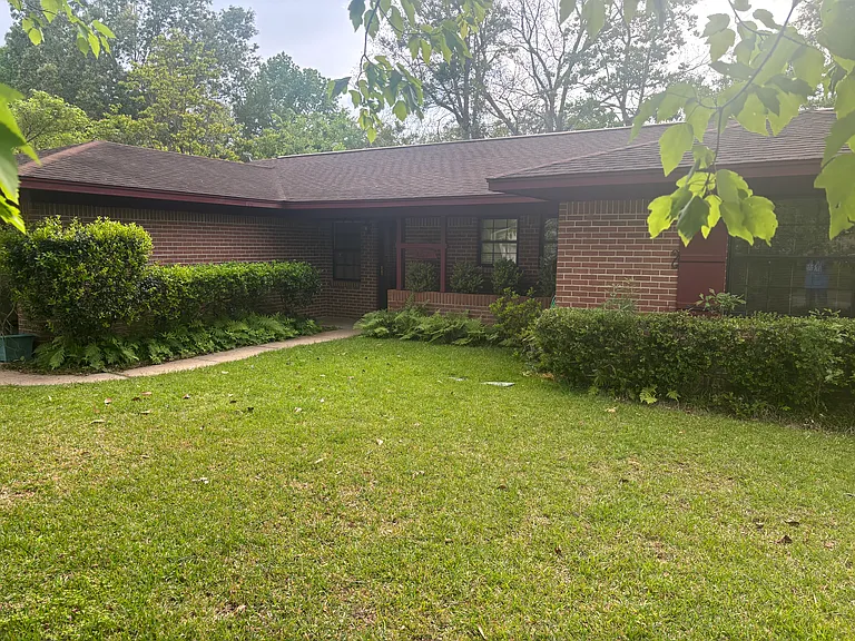 207 Courtland Cir — Photo 1