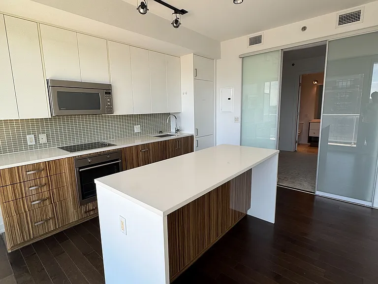 300 Lisgar St #806 — Photo 2