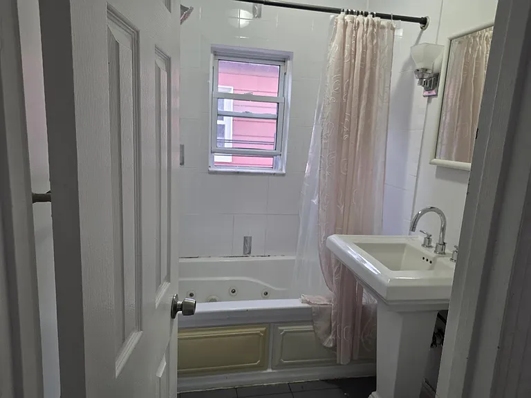 129-28 135th Pl — Photo 7