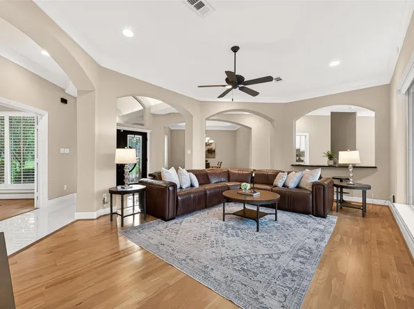 22 Stonegate Park Ct, Spring, TX 77379