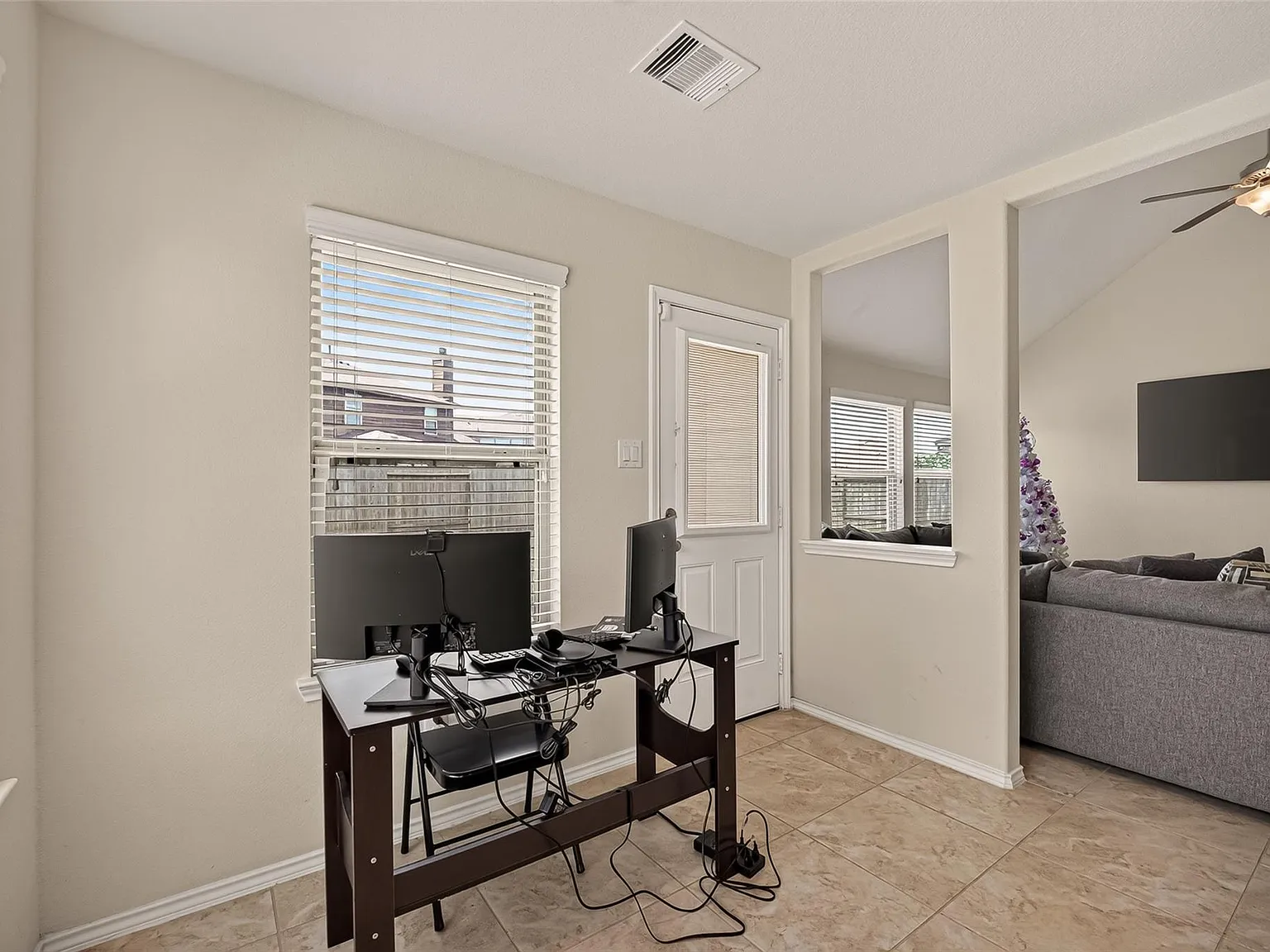 3 bed, 2.5 bath, 1998 sqft, $2,400 — Photo 4