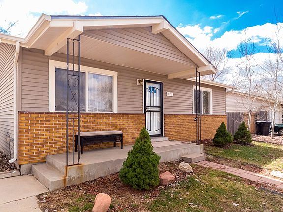 Enjoyable covered front porch!