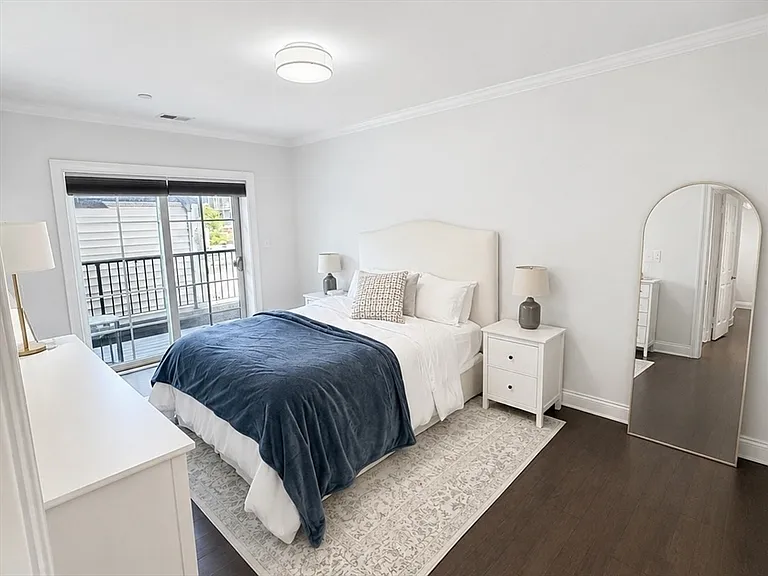728 E Broadway #206 — Photo 3