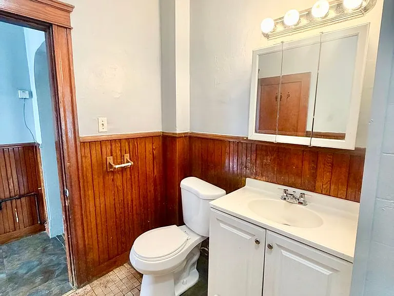 212 Welles Street — Photo 5