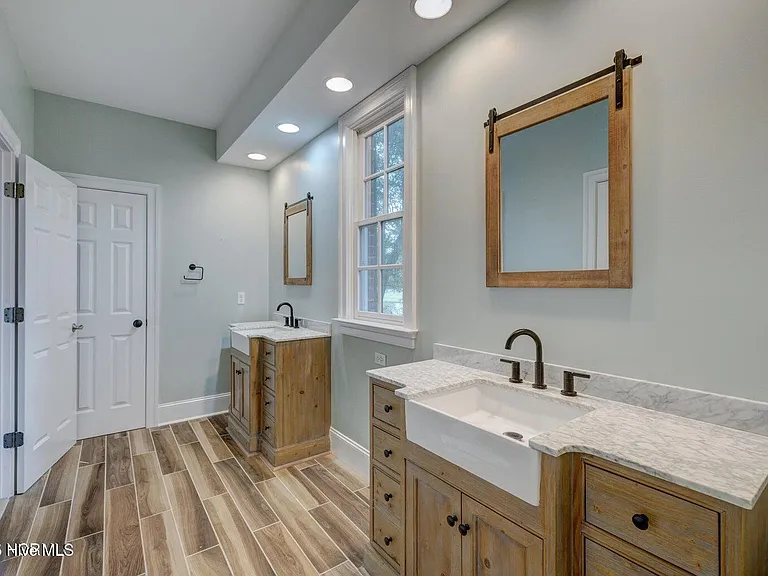 140 River Woods Dr — Photo 17