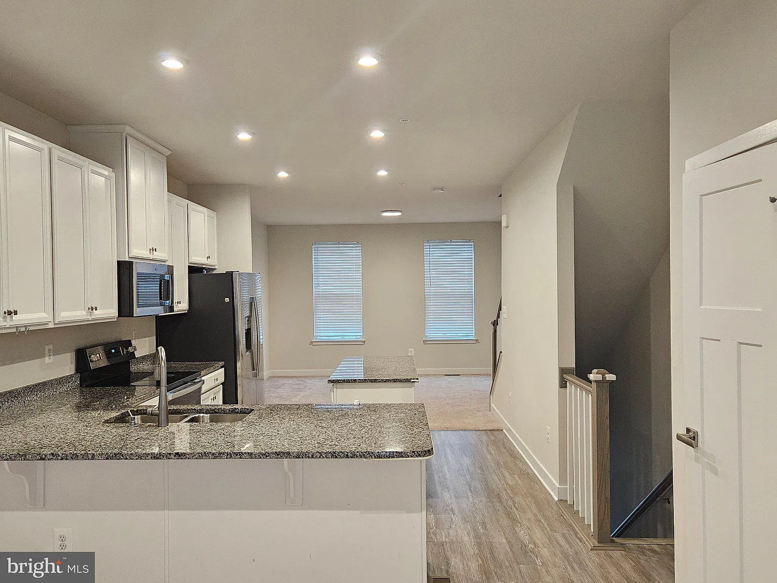 3 bed, 3.5 bath, 1920 sqft, $3,000 — Photo 2