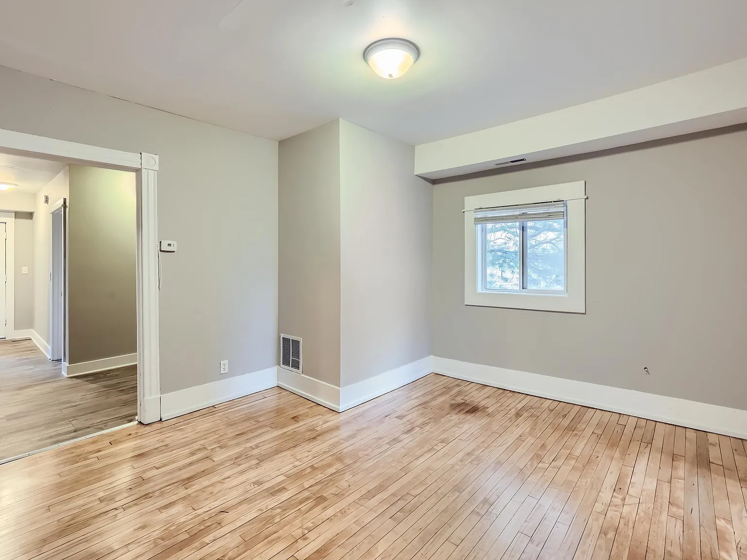 3 bed, 1000 sqft, $1,698 — Photo 4