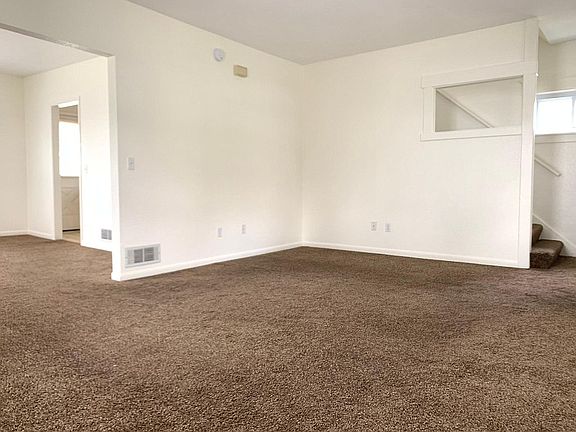 Living room (17.5' X 13.5')