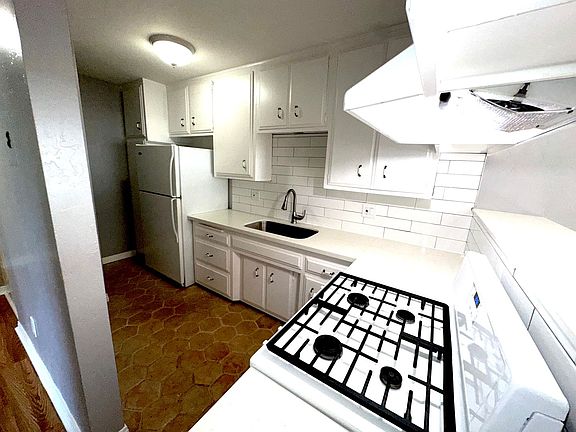 5th image of 2325 E 2nd St APT 3