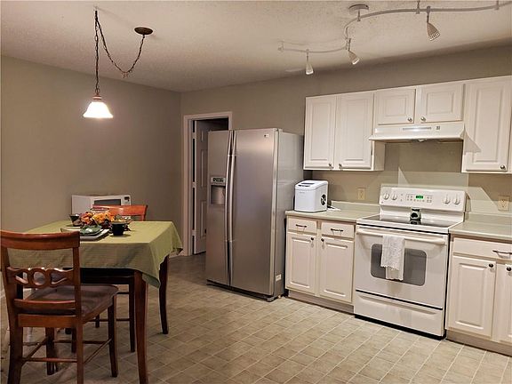 5th image of 863 Runnymede Dr