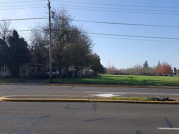3rd image of 1550 Waverly Dr SE