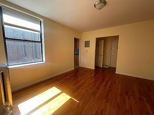 5th image of 585 Isham St APT 2e