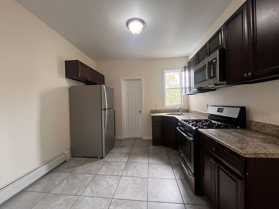 Eat-in kitchen