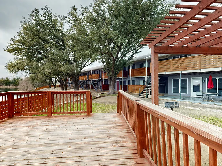 Lake Breeze Apartments — Photo 8