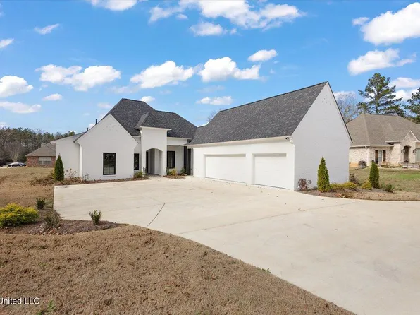 111 Grand Oak Blvd, Clinton, MS 39056