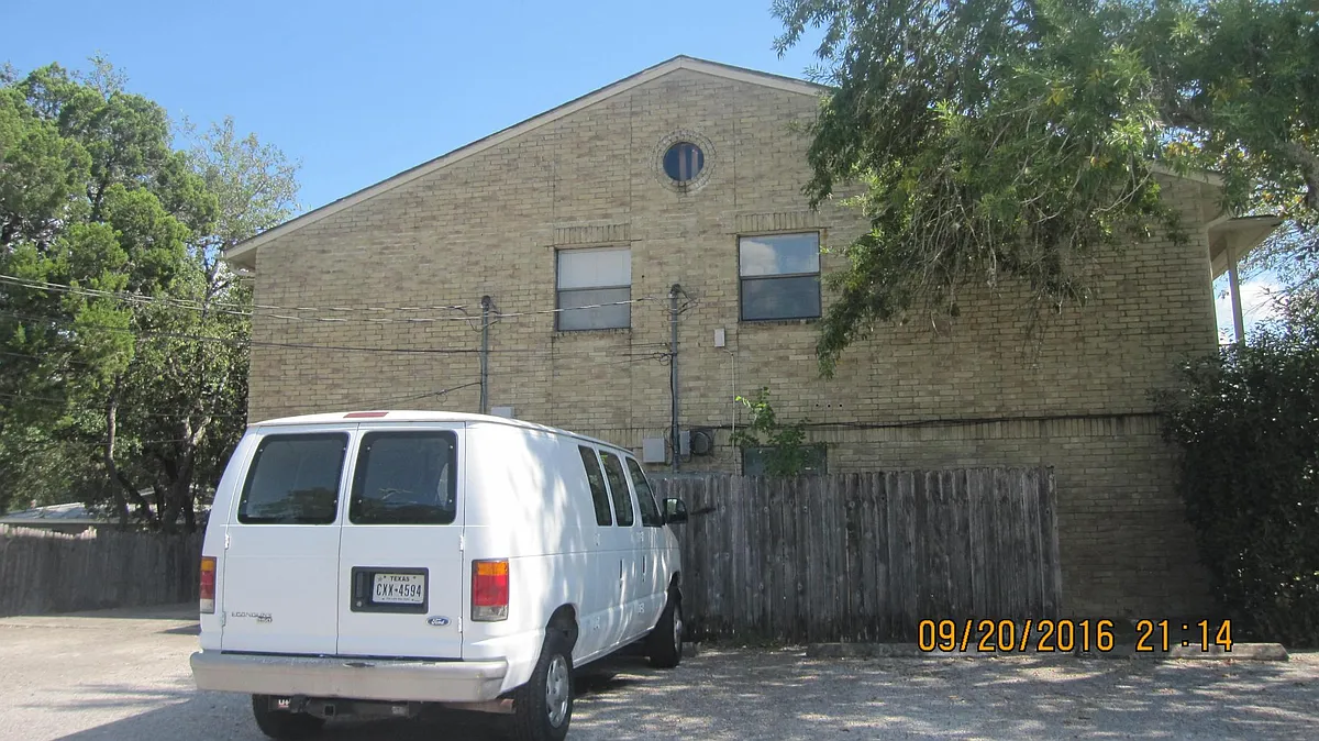 Building Photo - 1445 N Walnut Ave