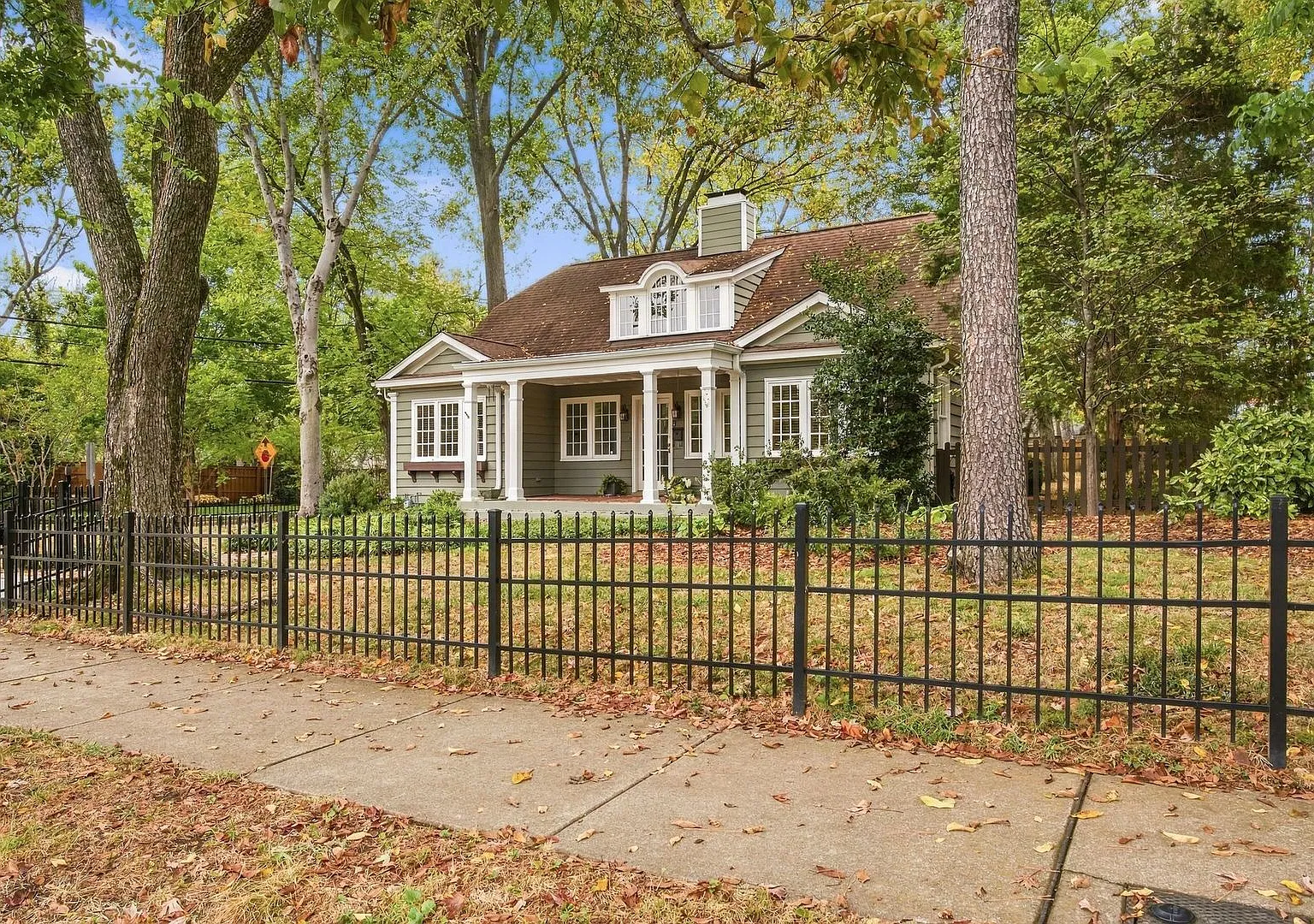 Nashville Belmont Bungalow, double lot large fenced yard, historic charm, modern amenities, walk ... — Photo 2