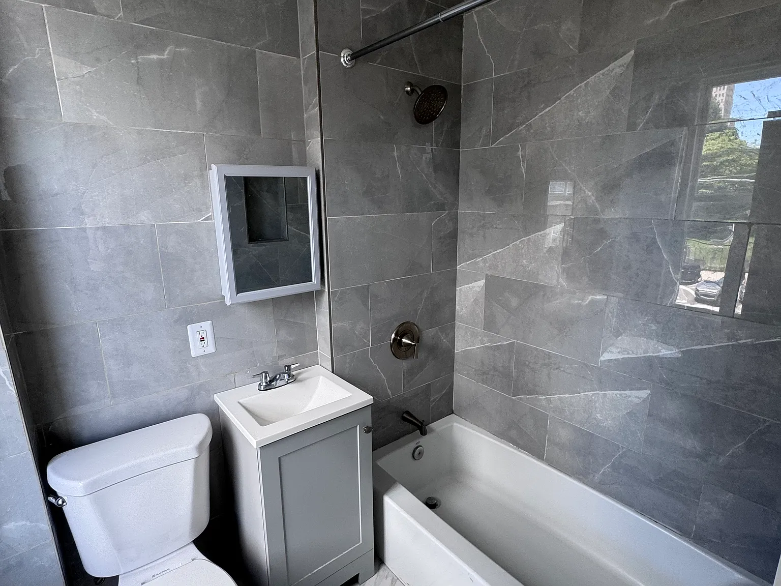 2 bed, 750 sqft, $1,995 — Photo 3