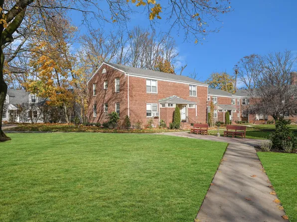 99 Edwards Street #1C, Roslyn Heights, NY 11577