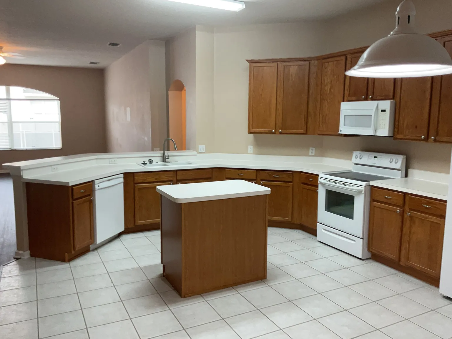 4 bed, 2.0 bath, 2534 sqft, $3,050 — Photo 3