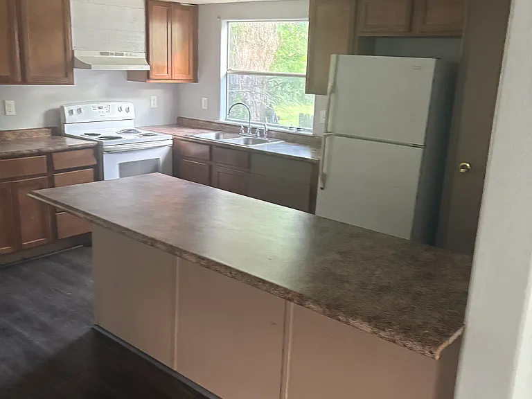 808 Chinski St — Photo 2