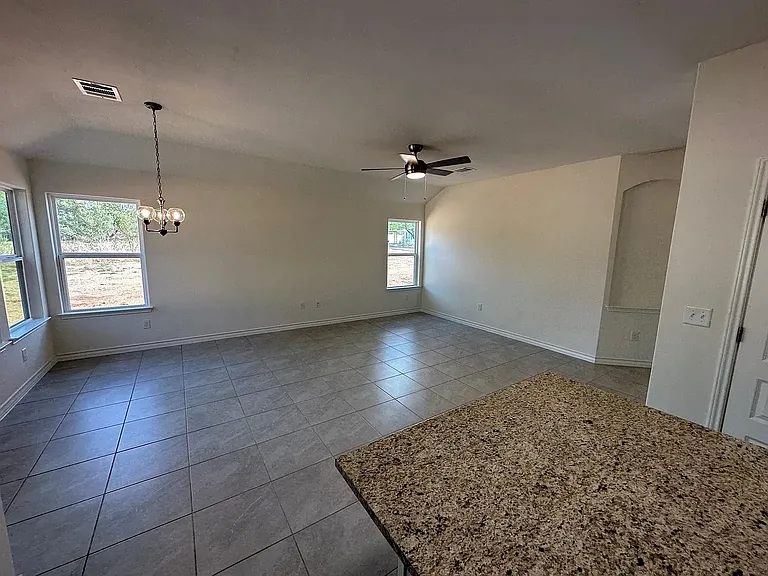822 Driftwood Ln — Photo 8