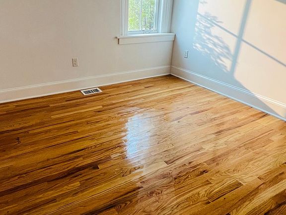 2nd image of 102 Woodlawn Ave #2R