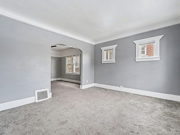 5th image of 2045 Clements St