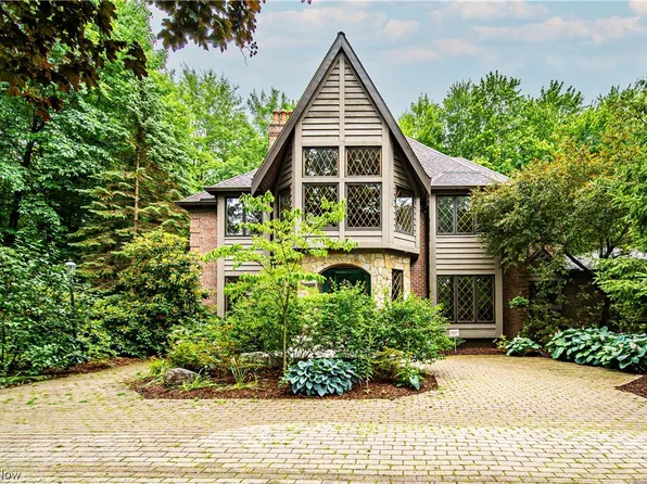 8840 Forest Edge Dr, Willoughby, OH 44094