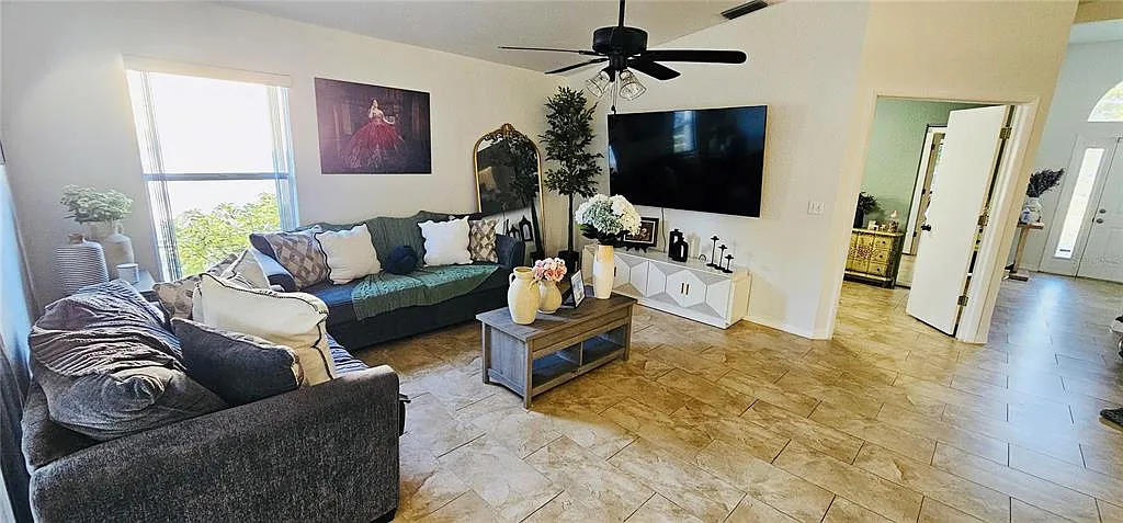 3 bed, 2.0 bath, 1648 sqft, $3,500 — Photo 3