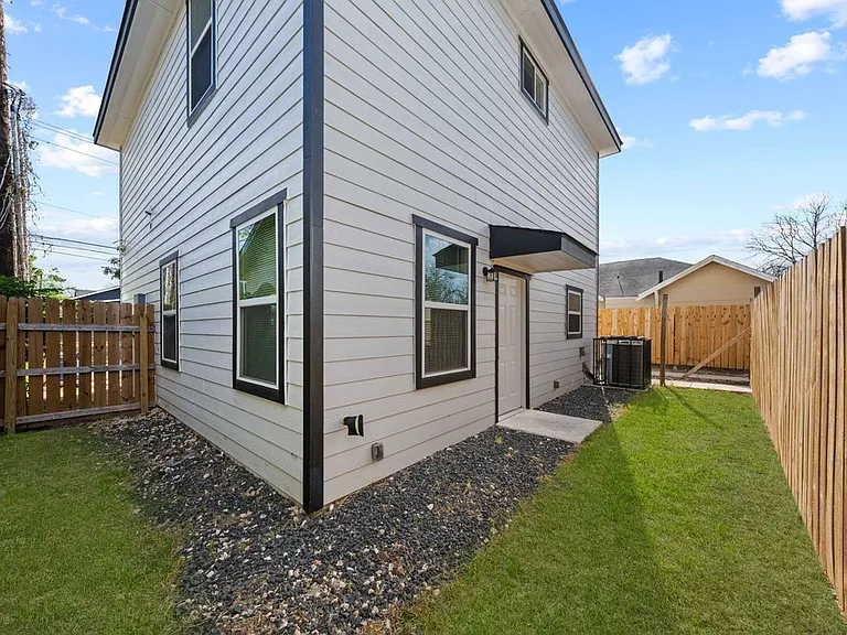 323 Gabriel St #101 — Photo 31