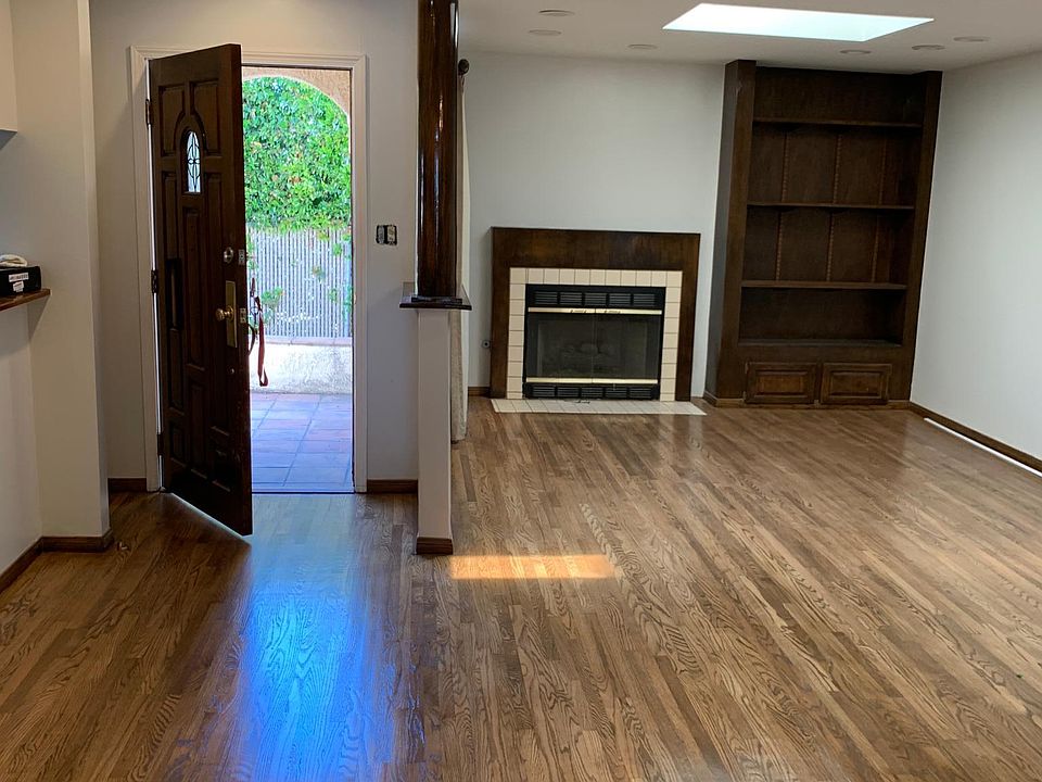 Living Room with fireplace and built-In book shelf